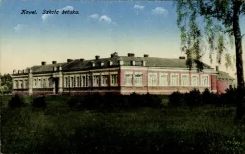 Ak Kowel Ukraine, Schule,  weibliche Schule, grüne Wiese, Bäume