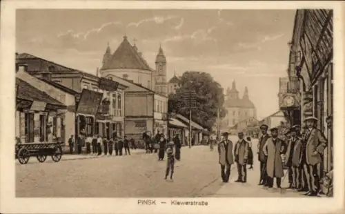 Ak Pinsk Weißrussland,  Kiewerstraße, Straßenansicht, Menschen, Gebäude