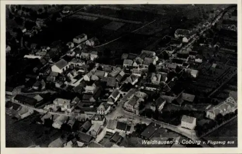 Ak Weidhausen bei Coburg Oberfranken, Luftaufnahme von Weidhausen, Häuser, Felder, Flugzeugansich