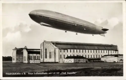 Ak Friedrichshafen am Bodensee, Luftschiff LZ 127 Graf Zeppelin über der Luftschiffhalle