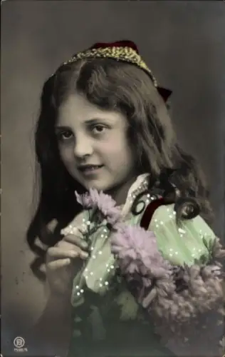 Ak Mädchen mit Blumen, Portrait