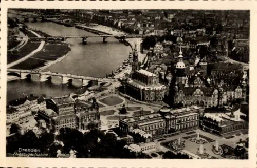Ak Dresden Altstadt,  Flugzeugaufnahme, Elbe, Brücken,  Gebäude