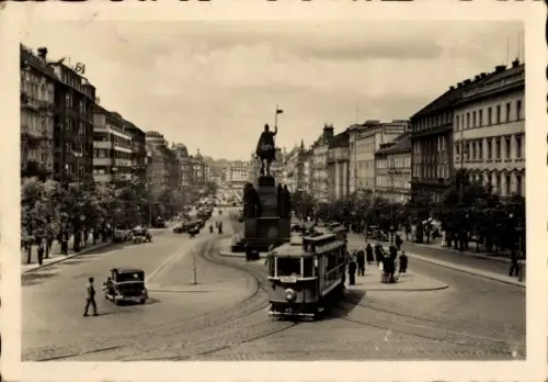 Ak Praha Prag Tschechien, Straße mit Straßenbahn, Statue, Autos, Bäume, Menschen