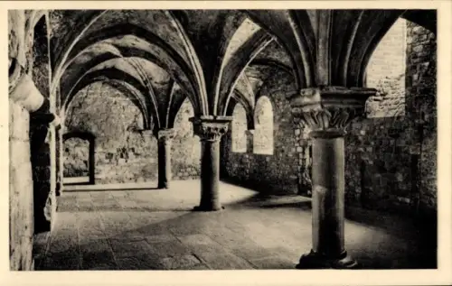 Ak Le Mont Saint Michel Manche, Innenansicht, Säulen, Gewölbe, Fenster,  Abtei