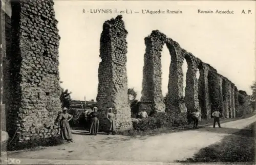 Ak Luynes Indre et Loire, Römisches Aquädukt, Ruinen, Menschen, Straße, Schwarz-Weiß-Foto