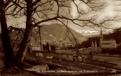 Ak Lourdes Hautes Pyrénées,  Basilique, Pyrenäen, Landschaft, Bäume
