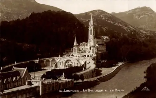 Ak Lourdes Hautes Pyrénées,  Basilique, Gave, Schwarz-Weiß-Foto