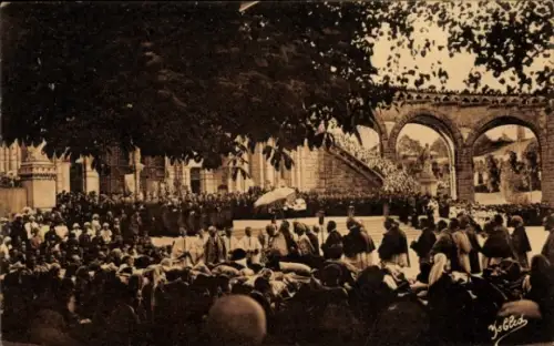 Ak Lourdes Hautes Pyrénées, Prozession in  Menschenmenge, Segnung der Kranken, Yobled