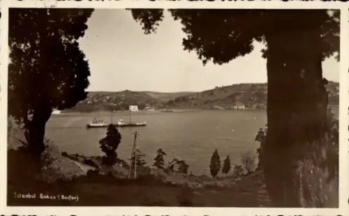 Ak Konstantinopel Istanbul Türkei,  Bosporus, Schiff auf dem Wasser, Bäume im Vordergrund