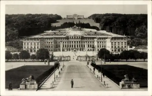 Ak Wien 13 Hietzing Österreich, Gesamtansicht des Schlosses Schönbrunn, Gartenanlage, Weg, Bäume