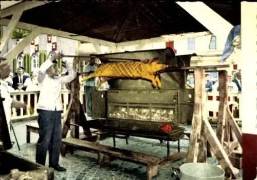 Ak Wittlich in der Eifel, Säubrenner-Kirmes, Mann mit Spanferkel, Grill, Zuschauer