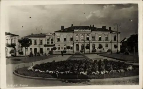 Ak Kielce Polen, Rathaus  Blumenbeet, Schriftzug 'Kielce. Ratusz'
