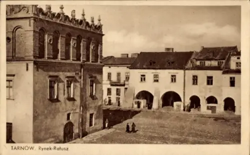 Ak Tarnów Tarnau Polen,  Rynek-Ratusz,  Gebäude, Menschen auf dem Platz