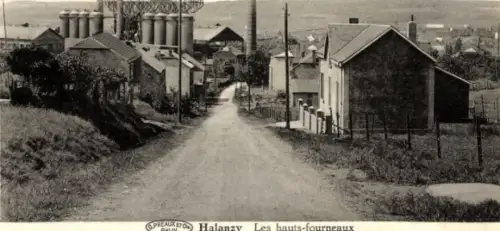 Ak Halanzy Wallonien Luxemburg, Straße, Häuser, Industrieanlagen,  Les hauts-fourneaux