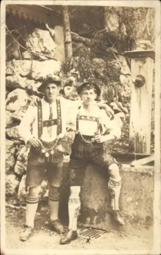 Foto Ak Männer am Brunnen, Trachten Bayern