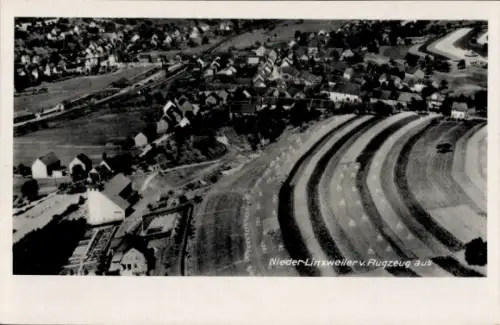 Ak Niederlinxweiler St. Wendel im Saarland, Luftaufnahme von  Felder, Häuser, Straße