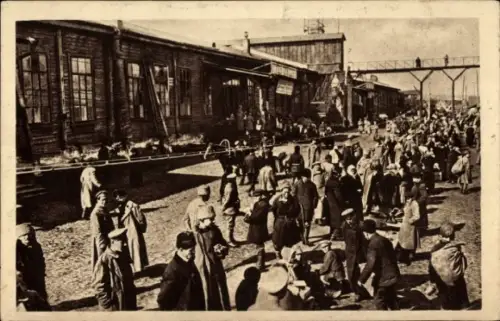 Ak Ukraine, Bahnhof, Bahnsteig, Fahrgäste