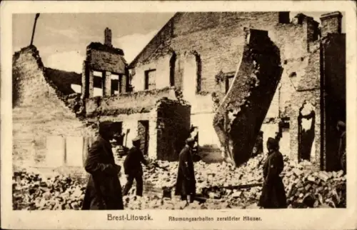 Ak Brest Litowsk Weißrussland, Räumungsarbeiten zerstörter Häuser