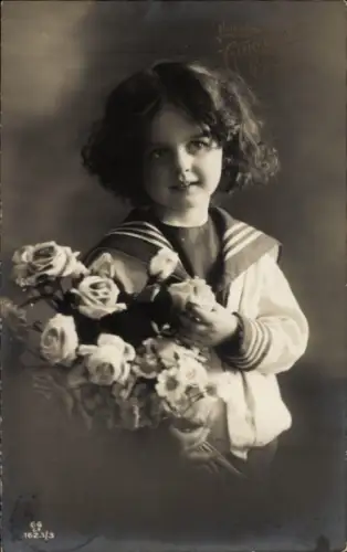 Ak Junge mit Rosen, Portrait