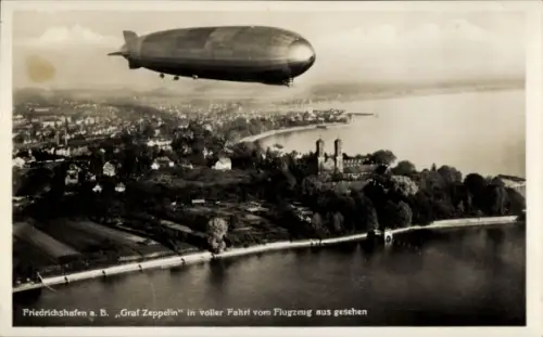 Ak Friedrichshafen am Bodensee, Fliegeraufnahme, Luftschiff Graf Zeppelin über Stadt