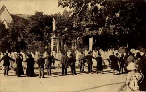 Ak Lourdes Hautes Pyrénées, Prozession, Menschenmenge,  Statue, Esplanade