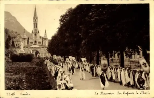 Ak Lourdes Hautes Pyrénées, Prozession, Kinder in weißen Gewändern,  Berge im Hintergrund