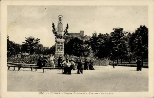 Ak Lourdes Hautes Pyrénées, Statue der gekrönten Jungfrau, Pilger beten, Parklandschaft, Lourdes