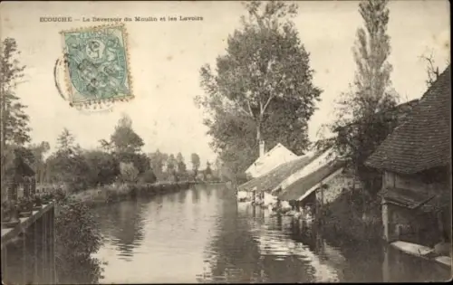 Ak Écouché Orne,  Le Deversoir du Moulin, les Lavoirs, Fluss, Bäume, Häuser