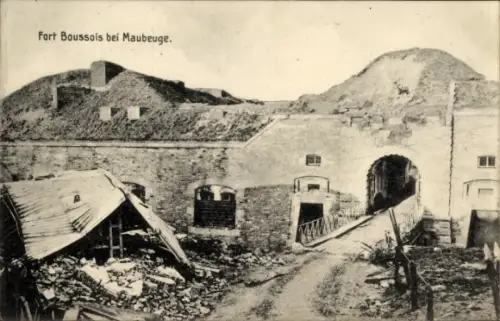 Ak Maubeuge Nord, Fort Boussois, Festungsanlage, Eingangstor, Trümmer, Kriegszerstörung I. WK