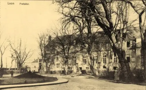 Ak Laon Aisne,  Prefektur, Bäume, Straße,  Gebäude