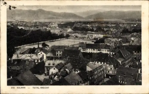 Ak Colmar Kolmar Elsass Haut Rhin, Totalansicht von  Berge im Hintergrund,  Architektur