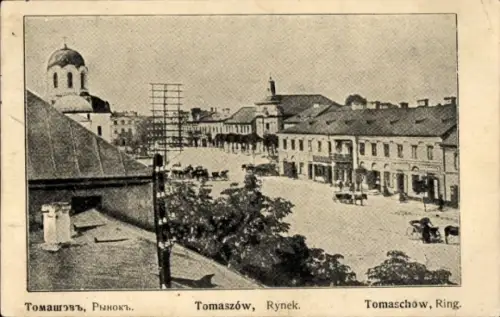Ak Tomaszów Polen, Marktplatz, Gebäude, Pferde, Menschen, Schrift in kyrillischer und lateinische