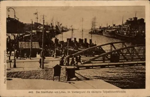 Ak Liepaja Libau Lettland, Stadthafen von  deutsche Torpedobootsflottille, Schiffe, Hafenansicht