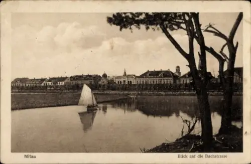 Ak Jelgava Mitau Lettland,  Blick auf die Bachstraße, Segelboot auf dem Wasser, Bäume im Vordergr