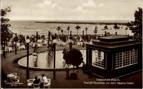 Ak Sopot Gdańsk Zoppot Danzig, Ostseebad  Freiluft-Tanzdiele, Kasino-Hotel, viele Menschen, Stran