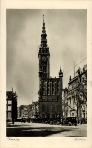 Ak Gdańsk Danzig, Danzig Rathaus,  Architektur, Straßenansicht, Autos