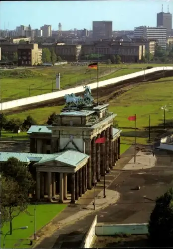 Ak Berlin Mitte, Brandenburger Tor, Mauer, Grenzstreifen