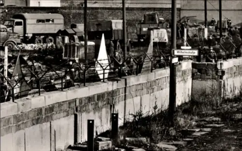 Ak Berlin Mitte, Historische Ansicht, Zäune mit Stacheldraht, Fahrzeuge, Wilhelmstraße