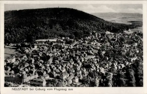 Ak Neustadt bei Coburg Oberfranken, Luftaufnahme von Neustadt, Coburg, viele Häuser, Wald im Hint