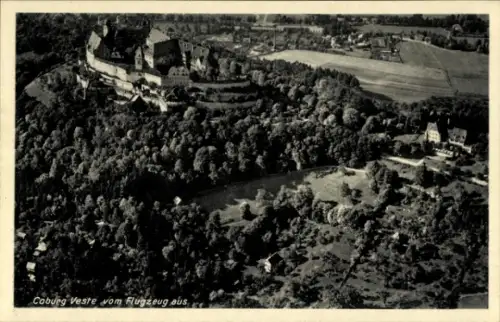 Ak Coburg in Oberfranken, Luftaufnahme der Veste  Wald, Felder, 