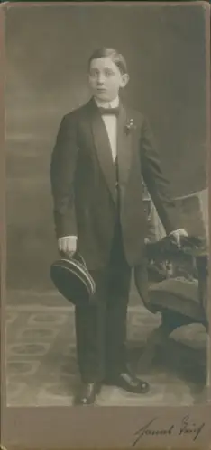 Kabinett Foto Junger Student, Standportrait, Mütze, Fotograf Hanns Teich, Berlin Petersburger Str.11