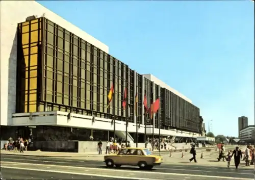 Ak Berlin Mitte, Hauptstadt der DDR, Palast der Republik, Passanten, Auto