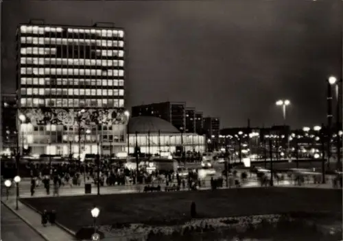 Ak Berlin Mitte, Alexanderplatz, Haus des Lehrers, Nachtbeleuchtung