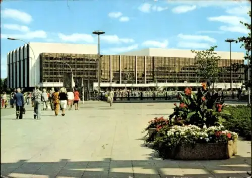 Ak Berlin Mitte, Palast der Republik von der Spreeseite, Platz, Passanten