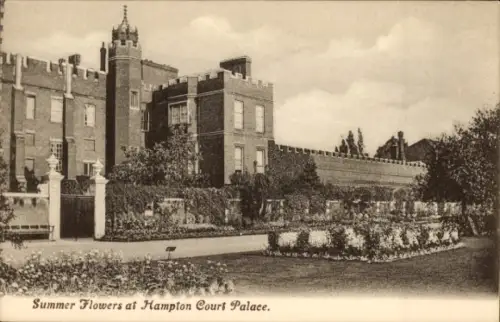 Ak Hampton Richmond upon Thames London England, Sommerblumen,  Garten, Mauer, Gebäude