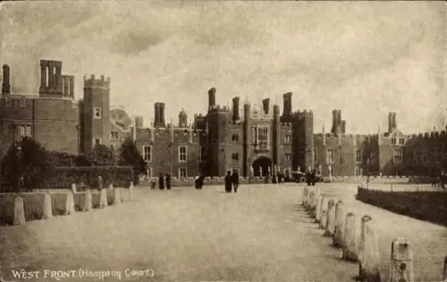 Ak Richmond upon Thames London England, Hampton Court, West Front