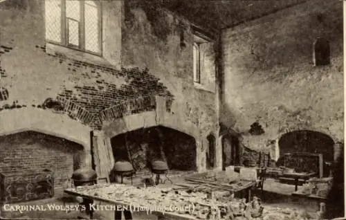 Ak Richmond upon Thames London England, Hampton Court, Küche von Cardinal Wolsey