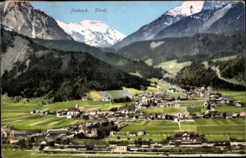 Ak Jenbach in Tirol, Berglandschaft,  verschneite Berge, grüne Wiesen, kleine Häuser
