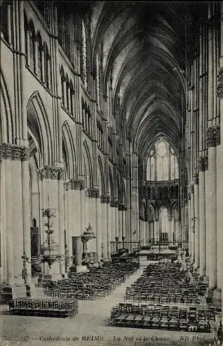 Ak Reims Marne, Kathedrale von  Innenansicht, hohe Säulen, leere Stühle