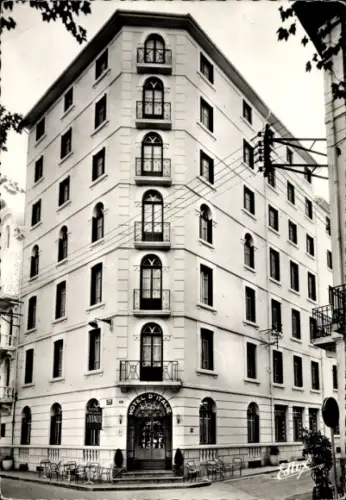 Ak Lourdes Hautes Pyrénées, Hotel D'Italie,  6 Stockwerke, Fenster, Balkone, Schwarz-Weiß-Foto